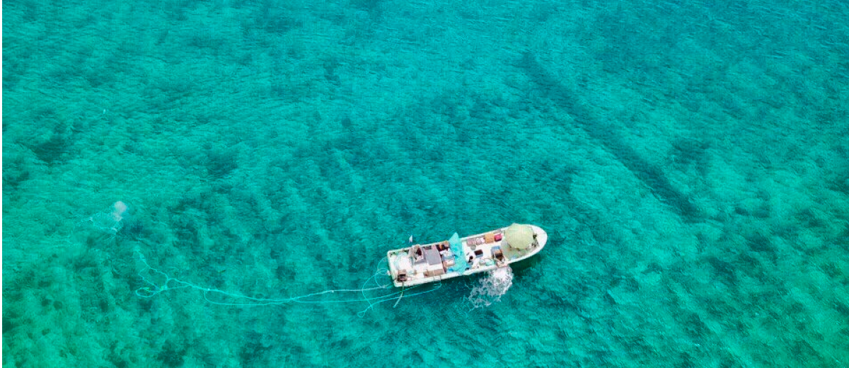 沖縄の海と船